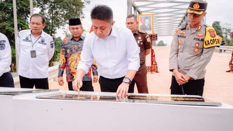 Judul :Wakil Bupati Suprayitno  Dampingi Gubernur Sumsel Resmikan 4 Jembatan di Musi Rawas